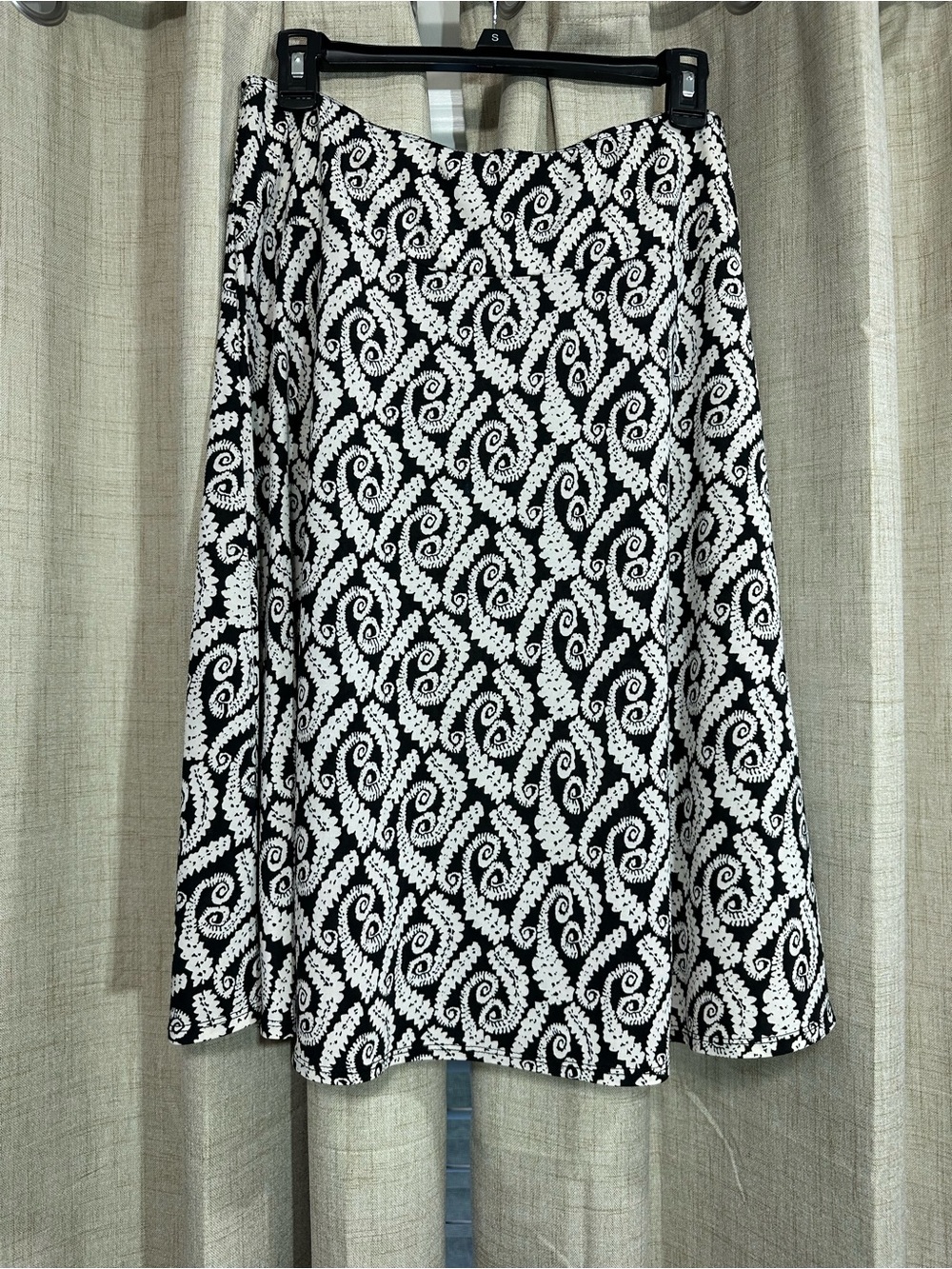 Women’s Black & White Scroll Paisley Skirt